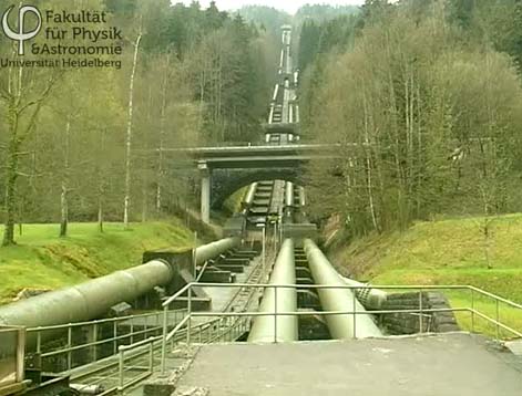 Das Bild zeigt die Druckleitungen eines Wasserkraftwerks